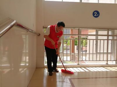 茂名市愉园小学党员志愿服务队开展 清洁校园与周边环境卫生活动